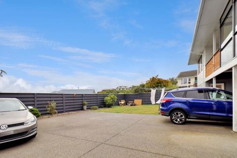 Photo of property in 92 Stewart Drive, Newlands, Wellington, 6037