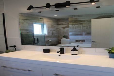 Photo of property in 22 Taikata Road, Te Atatu Peninsula, Auckland, 0610