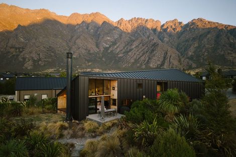 Photo of property in 14 Caithness Court, Jacks Point, Queenstown, 9371