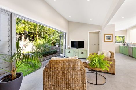Photo of property in 52 Domain Crescent, Muriwai, Waimauku, 0881