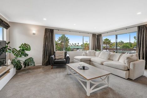 Photo of property in 24 Goldfinch Rise, Unsworth Heights, Auckland, 0632