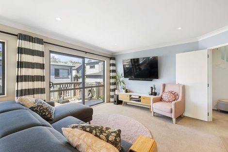 Photo of property in 63 Glanmire Road, Newlands, Wellington, 6037