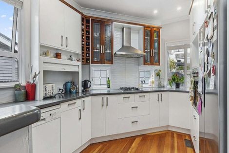 Photo of property in 101 Apu Crescent, Lyall Bay, Wellington, 6022