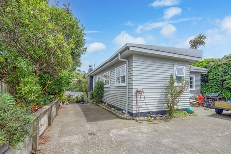 Photo of property in 34 Bassett Road, Johnsonville, Wellington, 6037