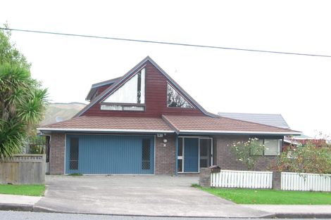 Photo of property in 6 Kakariki Grove, Waikanae, 5036