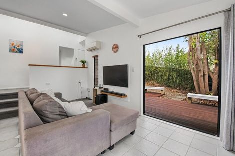 Photo of property in 2/20 Tawavale Crescent, Totara Vale, Auckland, 0629