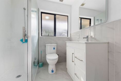 Photo of property in 16 Frank Bunce Grove, Flat Bush, Auckland, 2019