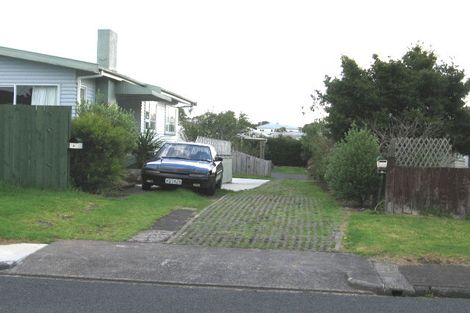 Photo of property in 8a Hikurangi Street, Te Atatu Peninsula, Auckland, 0610