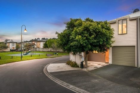 Photo of property in 37 Verdale Circle, Glen Eden, Auckland, 0602