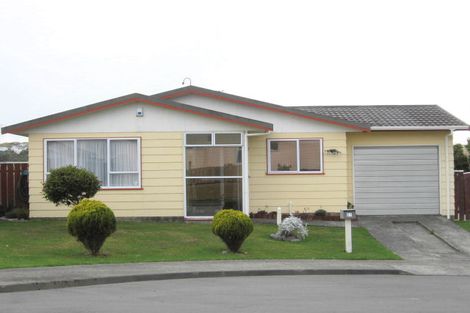 Photo of property in 21 Evesham Place, Newlands, Wellington, 6037