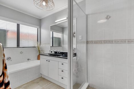 Photo of property in 11 Huntaway Lane, Te Atatu Peninsula, Auckland, 0610