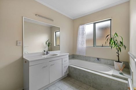 Photo of property in 6 Reybert Place, Massey, Auckland, 0614