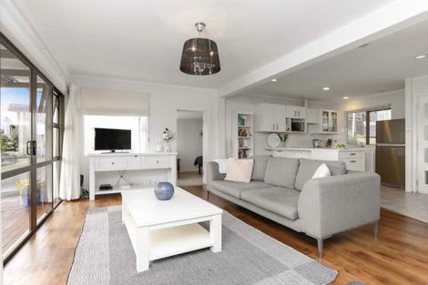 Photo of property in 2/16 Hollyhock Place, Browns Bay, Auckland, 0630