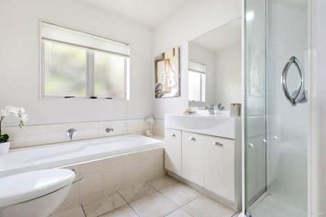 Photo of property in 190 Sunnynook Road, Totara Vale, Auckland, 0627