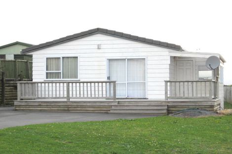 Photo of property in 11 Evesham Place, Newlands, Wellington, 6037