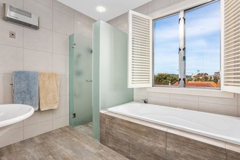 Photo of property in 6 Wesley Road, Kelburn, Wellington, 6012