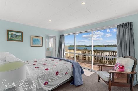 Photo of property in 10 Oxford Street, Whakapirau, Maungaturoto, 0583