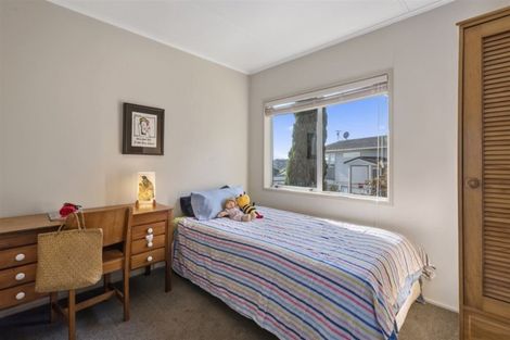 Photo of property in 11 Valley View Road, Glenfield, Auckland, 0629