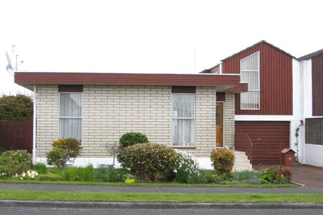 Photo of property in 5a Riversdale Drive, Merrilands, New Plymouth, 4312