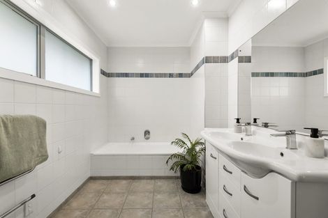 Photo of property in 24 Shanaway Rise, Hillcrest, Auckland, 0627