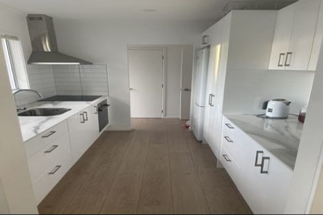 Photo of property in 2/41 Ravenwood Drive, Forrest Hill, Auckland, 0620