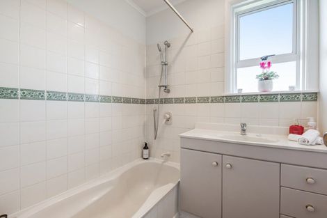 Photo of property in 8a Melandra Road, Stanmore Bay, Whangaparaoa, 0932