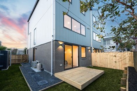 Photo of property in 4202d Great North Road, Glendene, Auckland, 0602