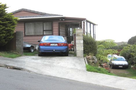 Photo of property in 7 Evesham Place, Newlands, Wellington, 6037