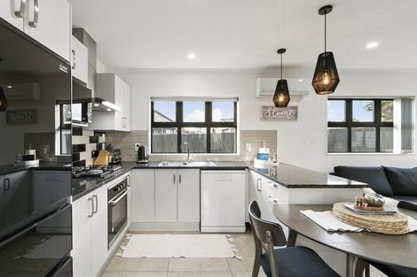 Photo of property in 15a Seaward Place, Wattle Downs, Auckland, 2103