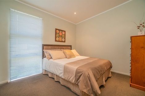 Photo of property in 7 Empressa Heights, Helensville, 0800