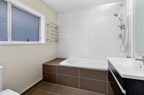 Photo of property in 4 Geoffrey Road, Torbay, Auckland, 0630