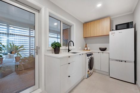 Photo of property in 1/25 Seymour Road, Mellons Bay, Auckland, 2014