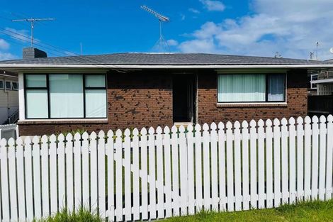 Photo of property in 1/22 Holland Road, Hillcrest, Auckland, 0627