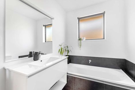 Photo of property in 1 Rehua Place, Waiwhakaiho, New Plymouth, 4312