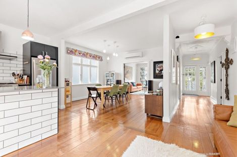 Photo of property in 27 The Parade, Island Bay, Wellington, 6023