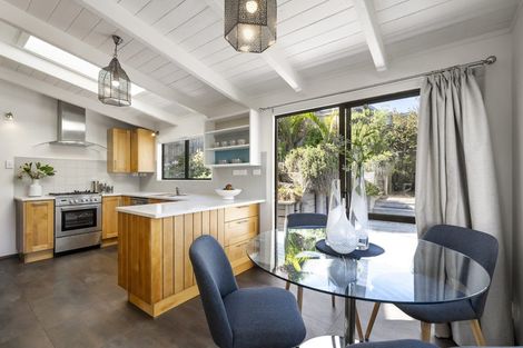 Photo of property in 27 Hastings Parade, Devonport, Auckland, 0624