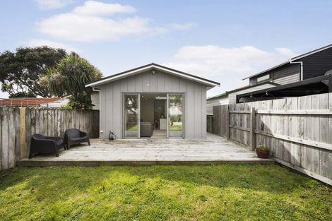 Photo of property in 208a Queens Drive, Lyall Bay, Wellington, 6022