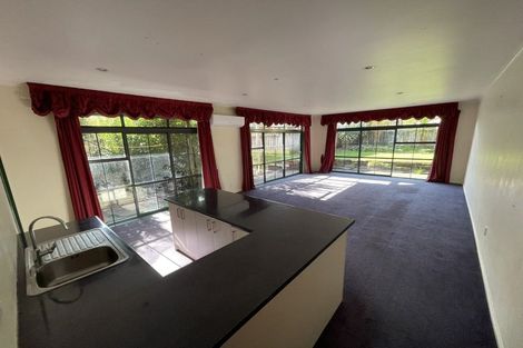 Photo of property in 9 Vinograd Drive, Te Atatu Peninsula, Auckland, 0610