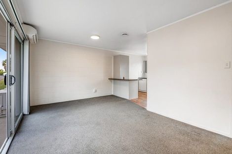 Photo of property in 2/587 Glenfield Road, Totara Vale, Auckland, 0629