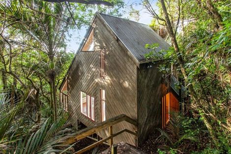 Photo of property in 40 Otitori Bay Road, Titirangi, Auckland, 0604