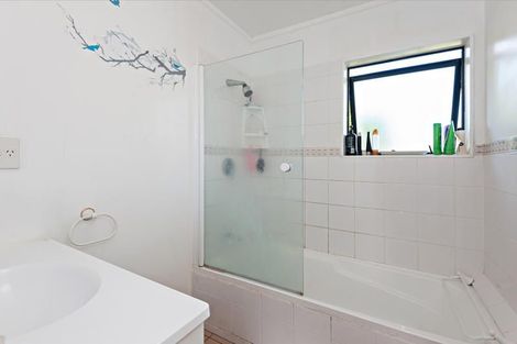 Photo of property in 21 Ginders Drive, Massey, Auckland, 0614