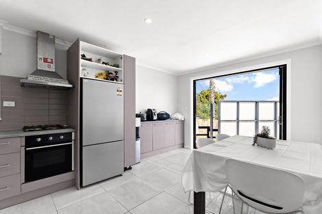 Photo of property in 18 Murray Road, Te Atatu Peninsula, Auckland, 0610