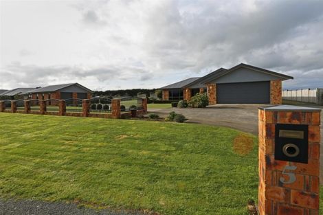 Photo of property in 5 Larlin Drive, Hawera, 4675