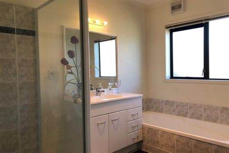 Photo of property in 15 Nier Place, East Tamaki Heights, Auckland, 2016