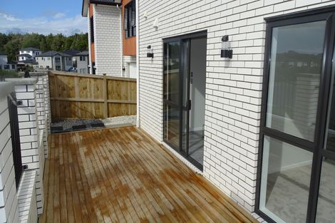 Photo of property in 1 Bunbeg Crescent, Flat Bush, Auckland, 2019