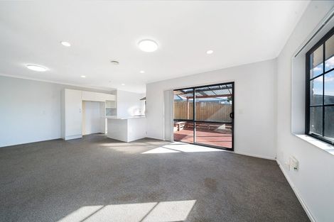 Photo of property in 18 Plumstead Rise, Glen Eden, Auckland, 0602