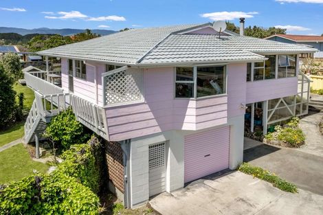 Photo of property in 14 Manga-pirau Street, Waikawa Beach, Manakau, 5573