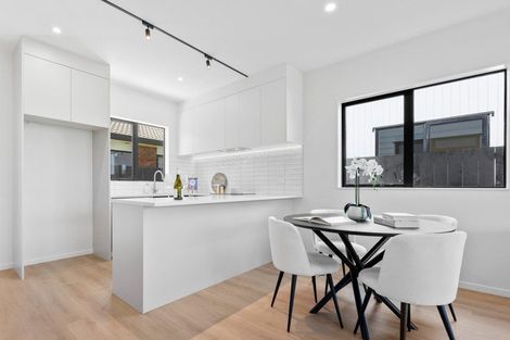 Photo of property in 1/18 Albert Road, Kelston, Auckland, 0602
