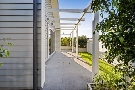 Photo of property in 1 Gleneagles Way, Waiwhakaiho, New Plymouth, 4312