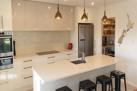 Photo of property in 118 Johnstone Drive, Fitzherbert, Palmerston North, 4410